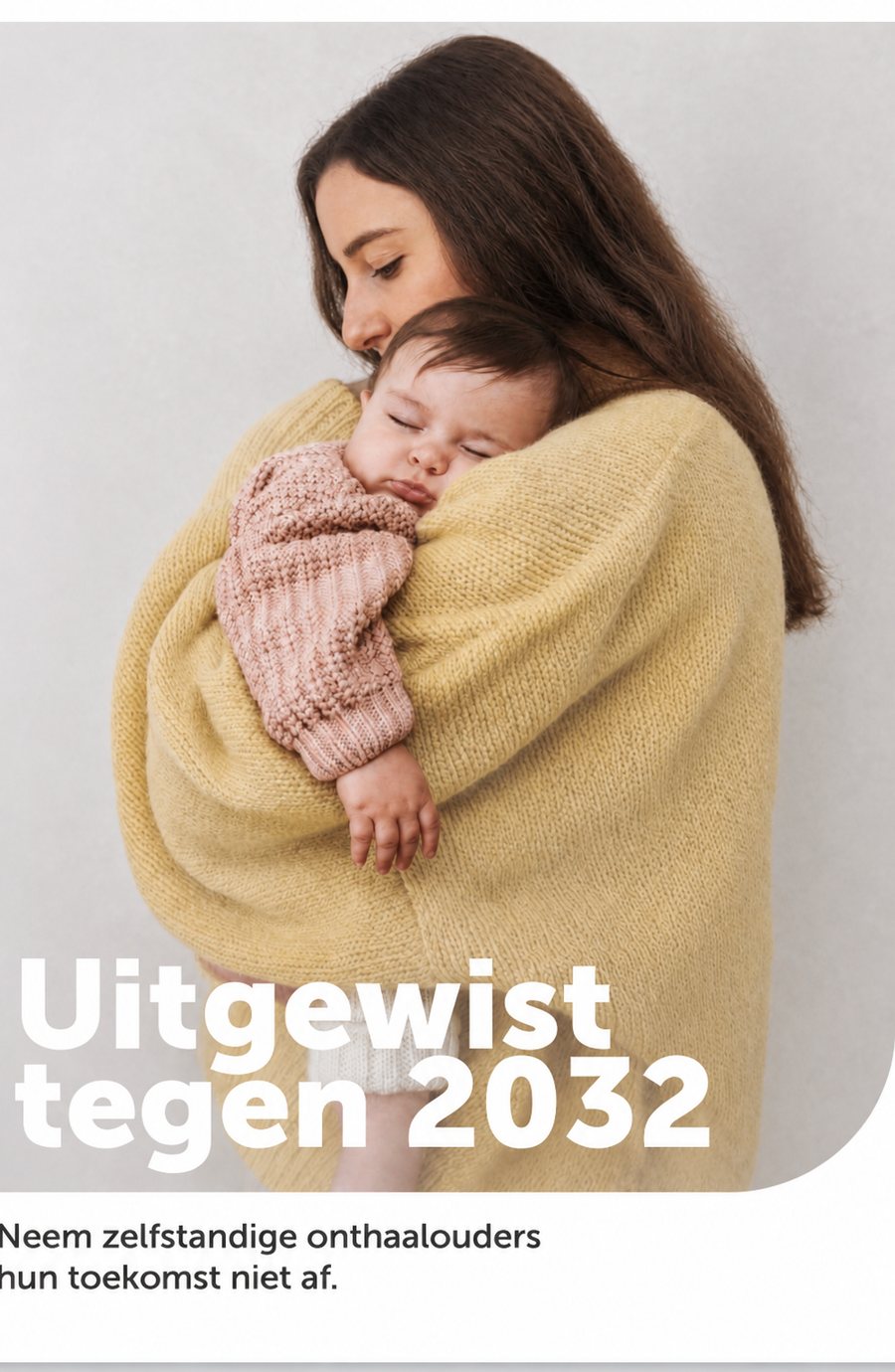 Een moeder in een gele trui houdt haar slapende baby vast. Tekst: Uitgewist tegen 2032. Neem zelfstandige onthaalouders hun toekomst niet af.